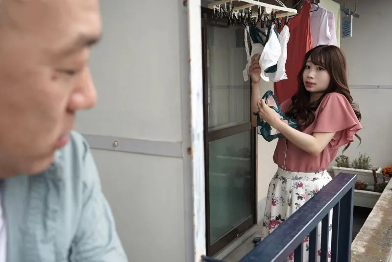 Gã cạnh nhà chuyên soi mói và cặp bà xã anh xã thường xuyên rên la quá to